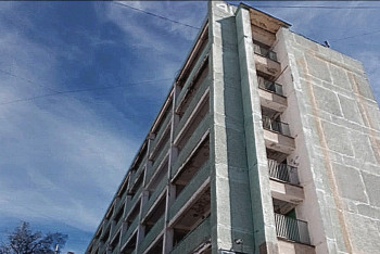 Фотография к новости: Мебель скинули на мужчину в Актау: пострадавший умер, а виновного так и не нашли