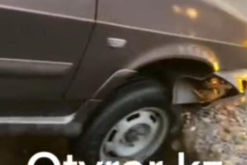 Фотография к новости: Авто провалилось в образовавшуюся после дождя яму в Шымкенте