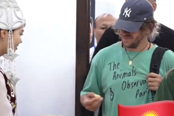 Фотография к новости: Легенда "Барселоны" и сборной Испании не стал угощаться баурсаками