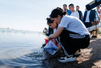 Фотография к новости: В области Абай был проведен процесс зарыбления осетром реки Иртыш
