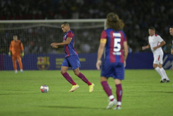 Фотография к новости: Легенды "Барселоны" разгромили ветеранов Азии в Бишкеке