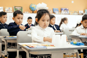 Фотография к новости: Полностью решить проблему аварийных и трёхсменных школ Токаев пообещал к 2025 году