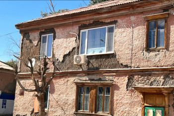 Фотография к новости: Жители аварийных домов Жезказгана и Сатпаева живут в страхе остаться под завалами