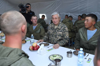 Фотография к новости: Токаев отведал солдатскую кашу в военном лагере