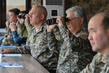 Фотография к новости: Президент Казахстана посетил военные учения "Батыл тойтарыс-2023"