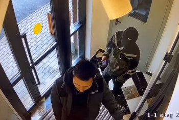 Фотография к новости: Мужчины повредили дверь в подъезде столичной многоэтажки