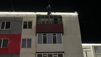 Фотография к новости: "Плакала и хотела спрыгнуть с пятого этажа". Участковый спас женщину в Хромтау