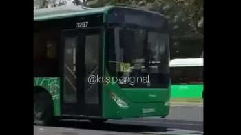 Фотография к новости: В Алматы автобус без водителя врезался в колонну машин