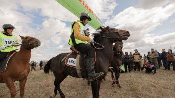 Фотография к новости: За 65 млн тенге борются всадники на марафоне-байге "Ұлы дала жорығы" в Казахстане