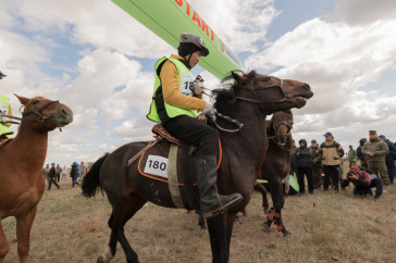 Фотография к новости: За 65 млн тенге борются всадники на марафоне-байге "Ұлы дала жорығы" в Казахстане