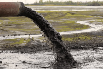 Фотография к новости: Экологи Мангистауской области требуют очистить почву от нефтеотходов