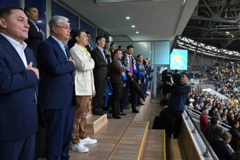 Фотография к новости: Касым-Жомарт Токаев с трибуны смотрит матч сборной Казахстана по футболу