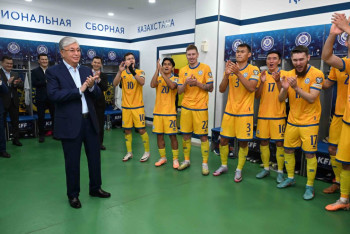 Фотография к новости: Сейчас вечер радости, но завтра - на тренировку! Токаев поздравил футболистов сборной Казахстана с победой