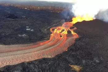 Фотография к новости: На Гавайях извергается вулкан Килауэа