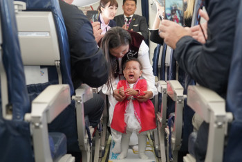 Фотография к новости: Обряд "Тұсау кесер" впервые провели в самолёте в Казахстане