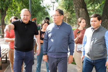 Фотография к новости: Досаев проверил скверы и дороги в одном из районов Алматы