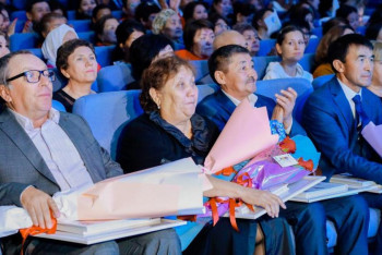 Фотография к новости: В Астане наградили победителей конкурса трудовых династий