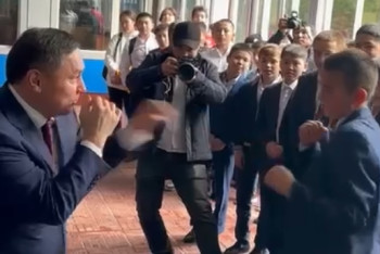 Фотография к новости: Работали на "лапах":  тренировку по боксу провел Ермек Маржикпаев для юного спортсмена в Алматы