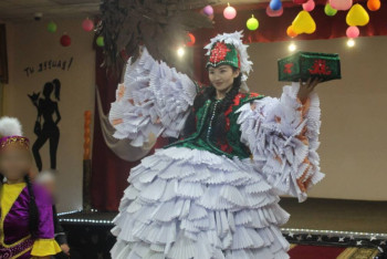 Фотография к новости: Наряд из бумаги весом 40 килограммов изготовила осуждённая петропавловчанка