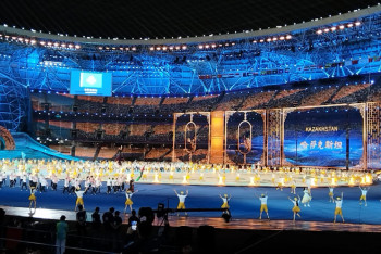 Фотография к новости: Открытие Азиады: Казахстан прошёл по стадиону  Ханчжоу, что было за кулисами