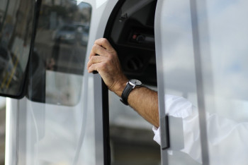 Фотография к новости: В Актобе мужчина ударил пассажира автобуса и убежал через окно