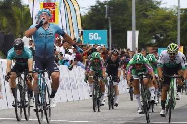 Фотография к новости: Гонщик "Астаны" стал победителем второго этапа "Тура Лангкави" в Малайзии