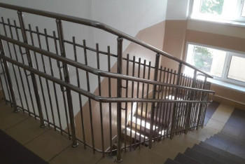 Фотография к новости: Падение со школьной лестницы: что известно о состоянии мальчика