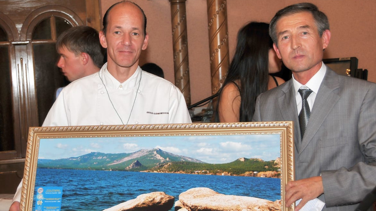  предоставлено Шынарбеком Батырхановым, на фото справа.