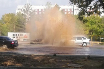 Фотография к новости: Фонтан из прорвавшегося трубопровода залил дорогу в Экибастузе