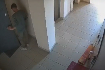 Фотография к новости: Квартирный вор попал на камеру видеонаблюдения в Актау