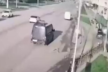 Фотография к новости: Врезался в остановку с людьми в Астане: водителя водворили в ИВС