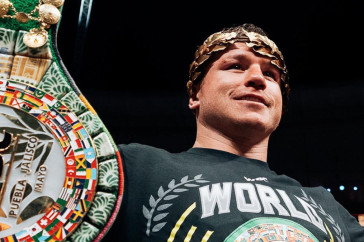 Фотография к новости: Канело победил Чарло и защитил звание абсолютного чемпиона мира