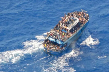 Фотография к новости: Судно с мигрантами выбросило на берег в Израиле, судьба пассажиров неизвестна