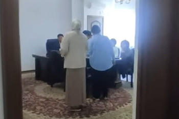 Фотография к новости: Заплатившие мошенникам за гранты абитуриенты требуют допустить их к занятиям в Актау