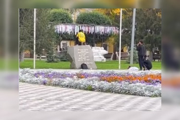 Фотография к новости: В Уральске нашли подростков, прыгавших на монументе со словами Абая