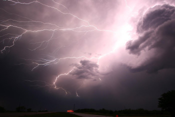 Фотография к новости: Штормовое предупреждение на понедельник объявлено 11 регионах страны и столице