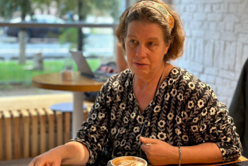 Фотография к новости: Иностранка переехала в Атырау, освоила домбру и выучила 50 кюев