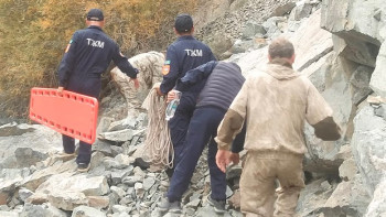 Фотография к новости: В области Жетысу рыбак упал с высокого обрыва и повредил спину