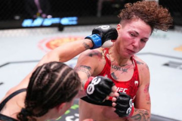 Фотография к новости: Появилось жуткое видео состояния уроженки Казахстана после первого поражения в UFC