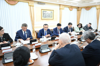 Фотография к новости: Важно продвигать национальные ценности в молодёжной среде - Ашимбаев