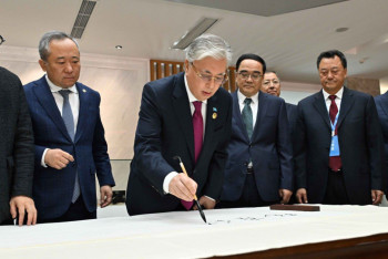 Фотография к новости: Токаев посетил университет в Пекине и встретился спустя 40 лет со своим учителем