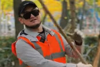 Фотография к новости: Торегали Тореали вышел мести улицы в Алматы