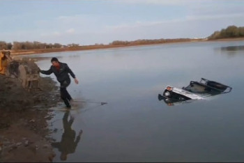 Фотография к новости: Автомобиль утонул в реке Урал: погибли двое мужчин