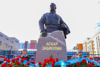 Фотография к новости: В Астане установили бюст пожарному Аскару Забикулину