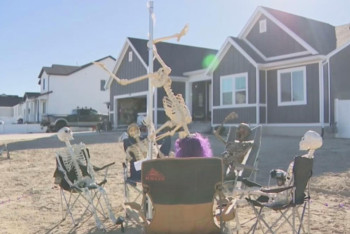 Фотография к новости: Американец устроил возле дома стриптиз-клуб для скелетов: соседи креатив не оценили