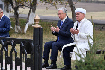 Фотография к новости: Касым-Жомарт Токаев почтил память Шокана Уалиханова