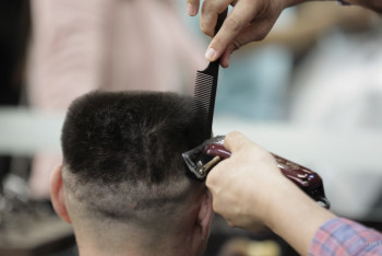 Фотография к новости: Барбер отрезал часть уха клиенту в Петербурге