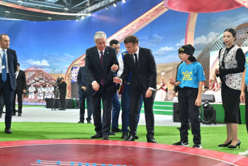 Фотография к новости: Президенты Казахстана и Франции сыграли в асыки