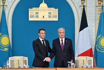 Фотография к новости: Строительство ветроэлектростанций, производство вакцин: Токаев и Макрон подписали ряд соглашений