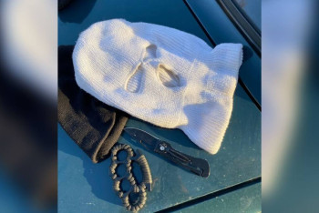 Фотография к новости: Нож, кастет и маску случайно нашли полицейские у молодых людей в Актобе